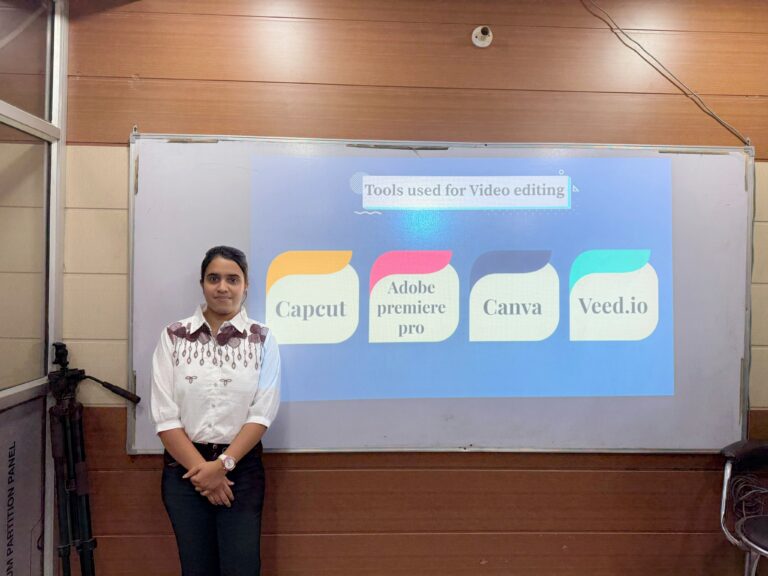 Expert conducting a digital marketing seminar at HIDM